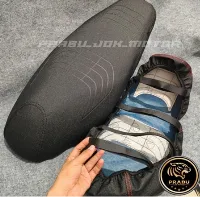 Foto 2 Sarung Cover Jok Motor Instan Pakai Karet TINGGAL PASANG Motif EMBOS PRIMA Bahan Amplas Kasar Anti Cakar Kucing